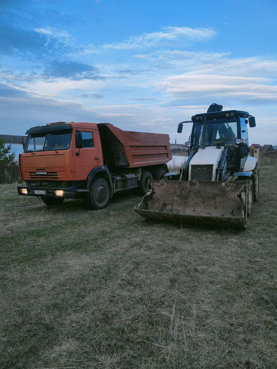 Экскаватор и самосвал на объекте в Учалах