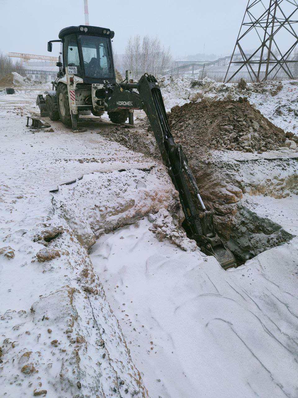 Траншейные работы экскаватором в зимний период
