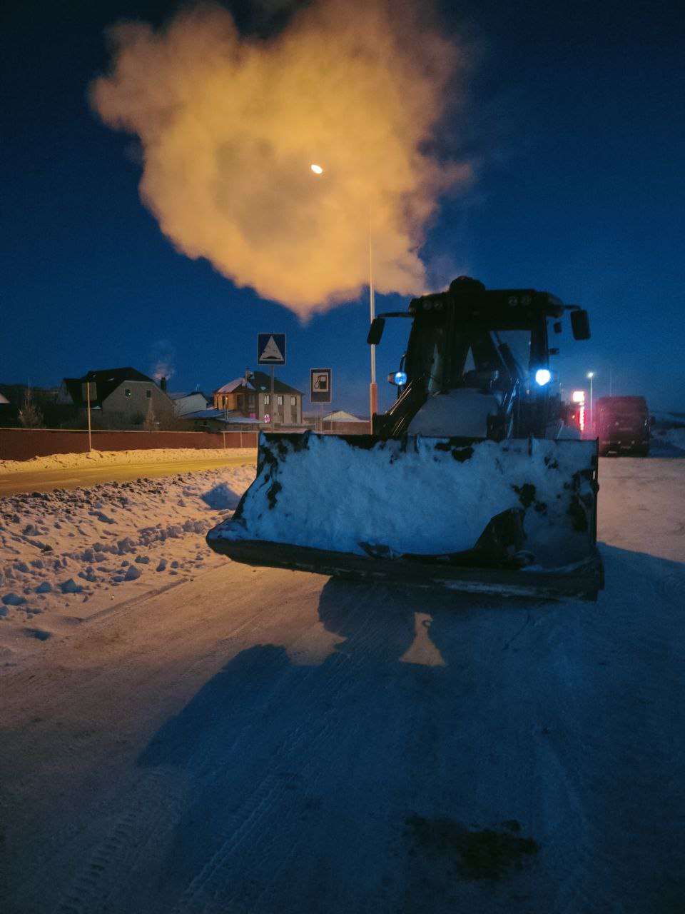 Уборка снега экскаватором-погрузчиком в Учалах