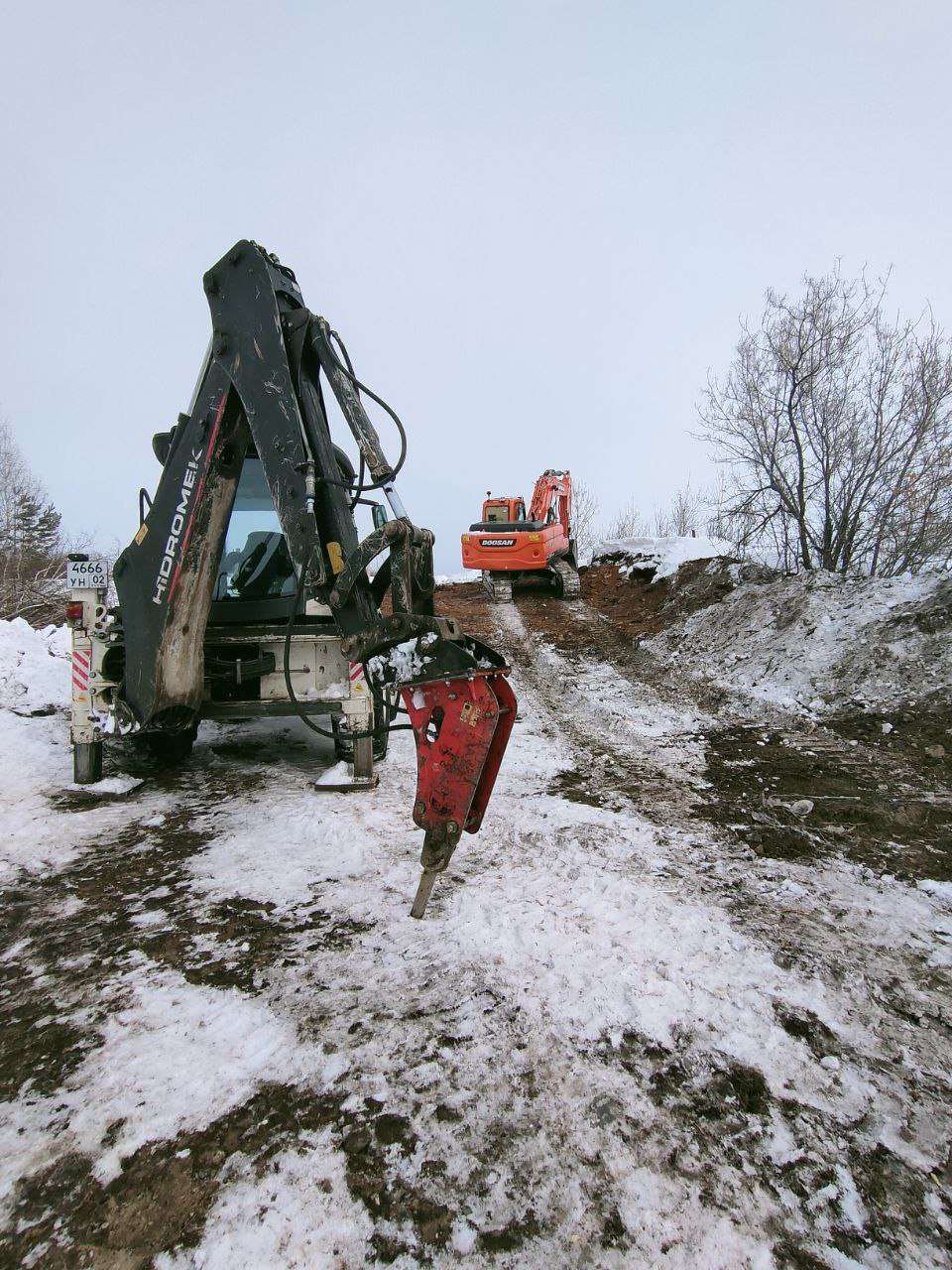 Экскаватор-погрузчик с гидромолотом для демонтажа в Учалах