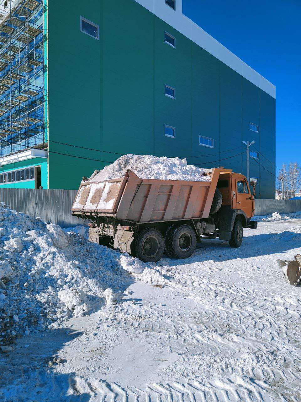 Вывоз снега самосвалом после уборки в Учалах