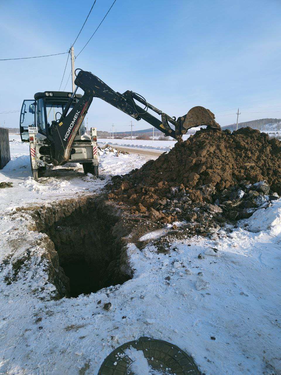 Экскаватор копает котлован в Учалах
