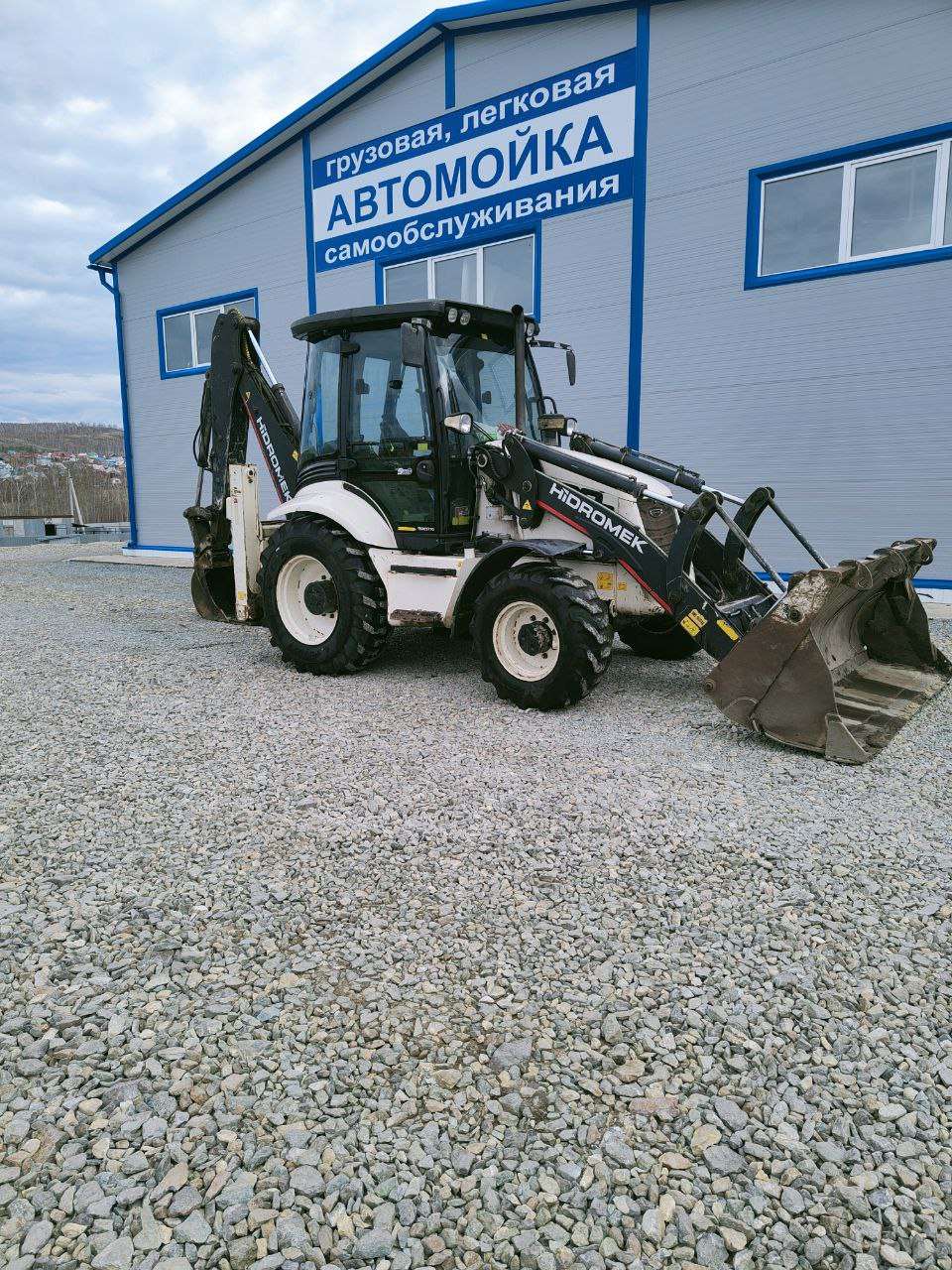 Планировка участка экскаватором-погрузчиком в Учалах