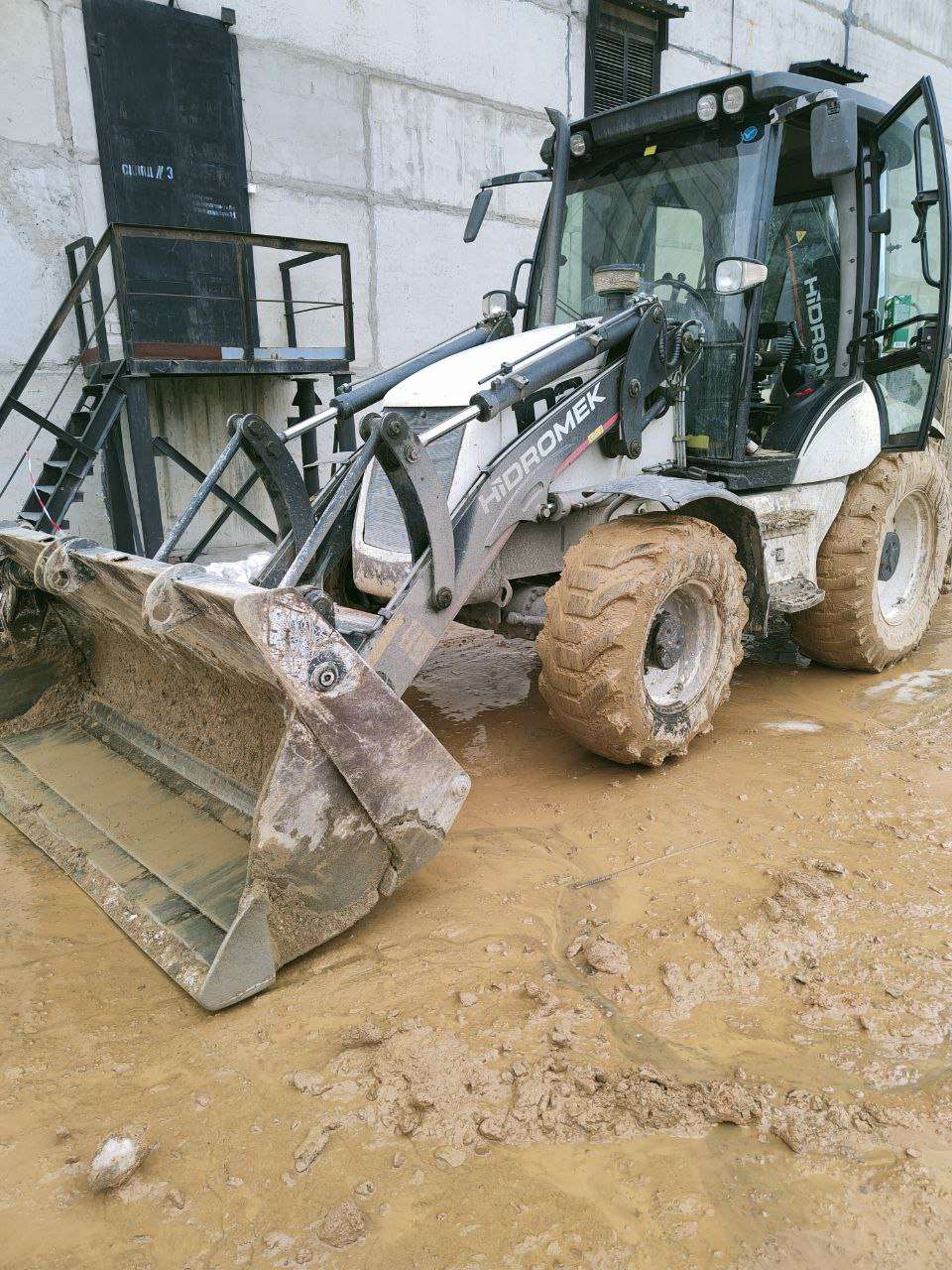 Экскаватор-погрузчик на объекте в Учалах